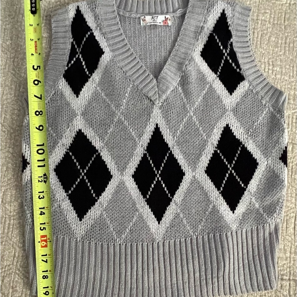 Women’s Gray Argyle Sweater Vest - L
